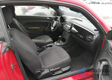 2013 Volkswagen Beetle 2.5L Entry z USA, uszkodzony, nr VIN 3VWFP7AT8DM645177